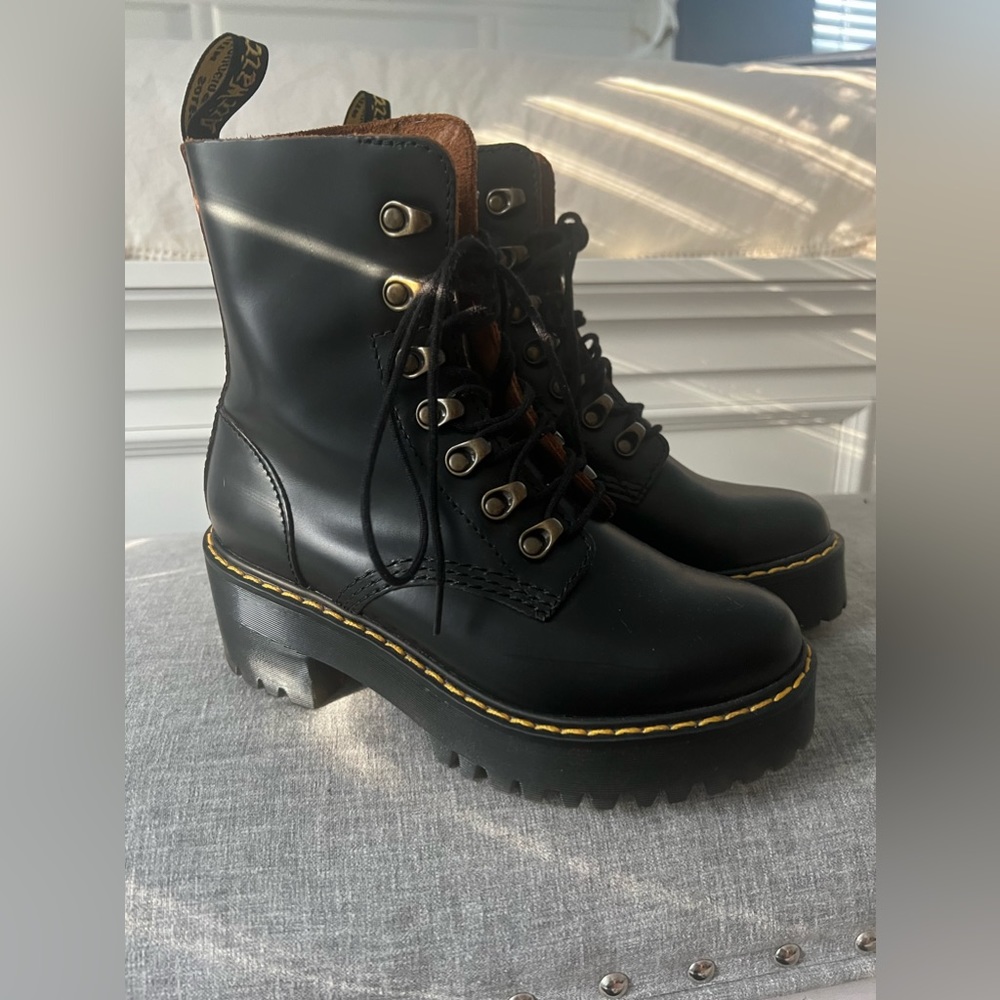 Women’s Dr Martens Leona Size 6